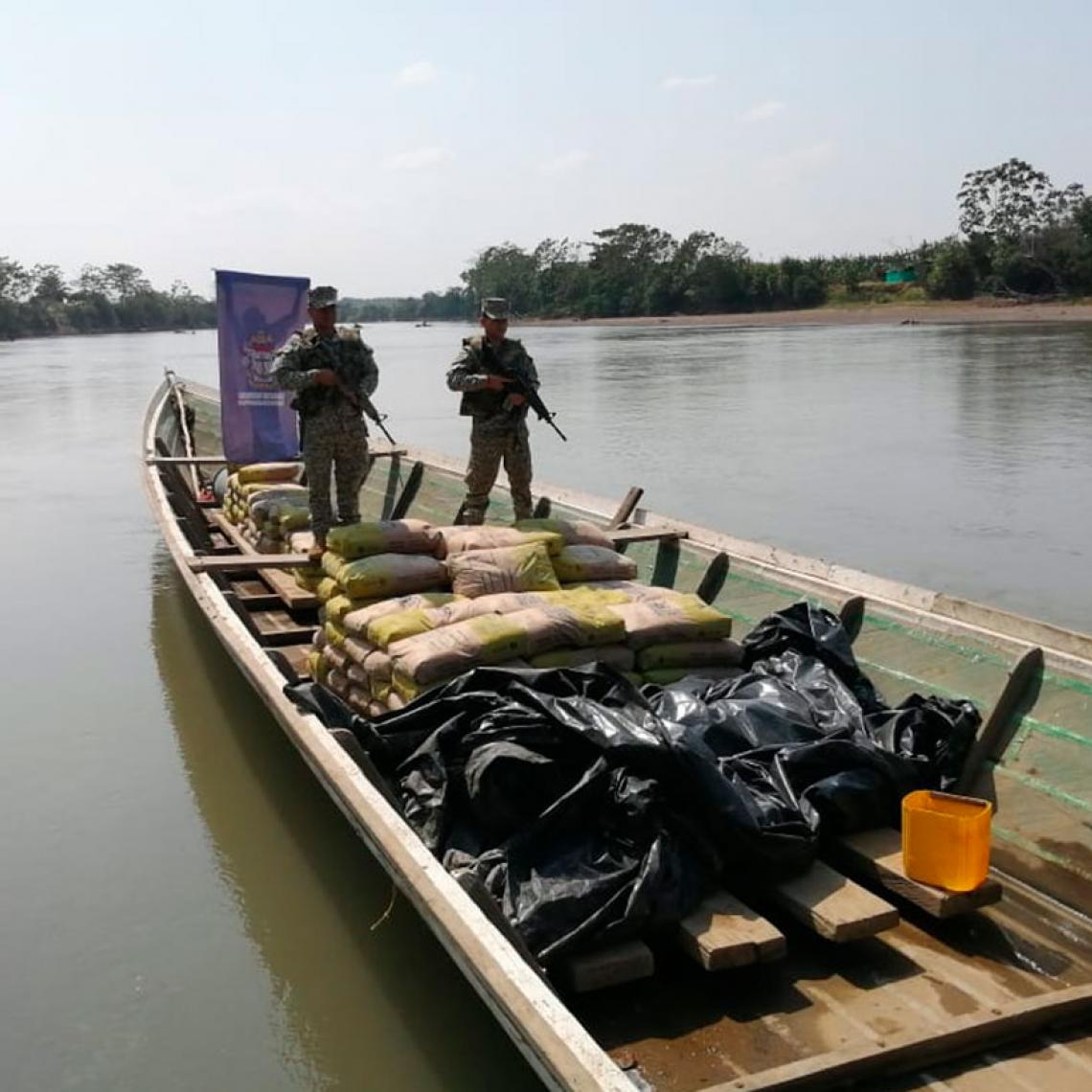 Armada de Colombia incauta más de 16 toneladas de insumos sólidos en el Chocó