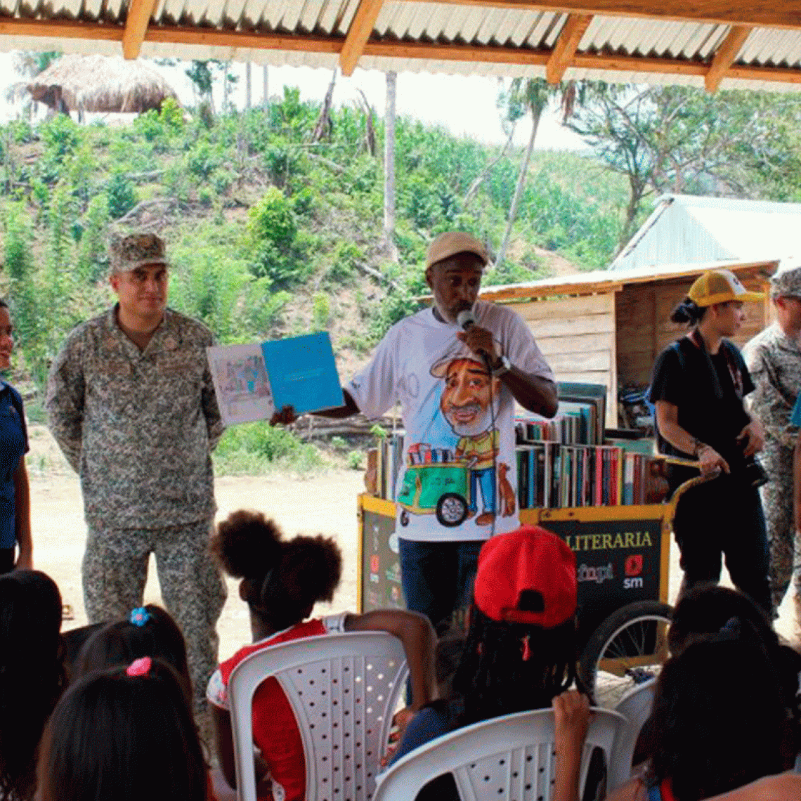 Habitantes del corregimiento de Santo Domingo de Meza, zona rural de El Carmen de Bolívar, durante la Jornada de Apoyo al Desarrollo realizada por la Armada de Colombia