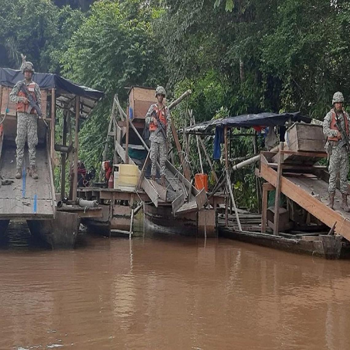 Armada de Colombia incauta tres dragas ilegales en el departamento del Amazonas
