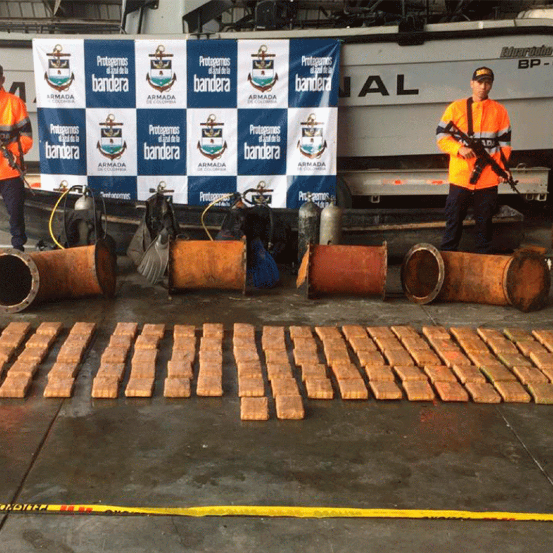 Armada de Colombia contrarresta la contaminación con alcaloides de un buque mercante