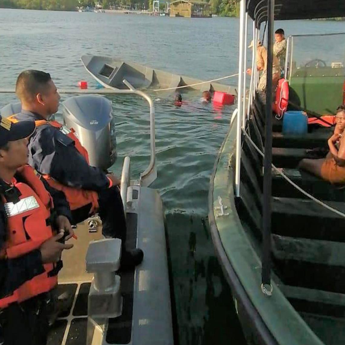 Armada de Colombia rescata a cuatro náufragos en Tumaco