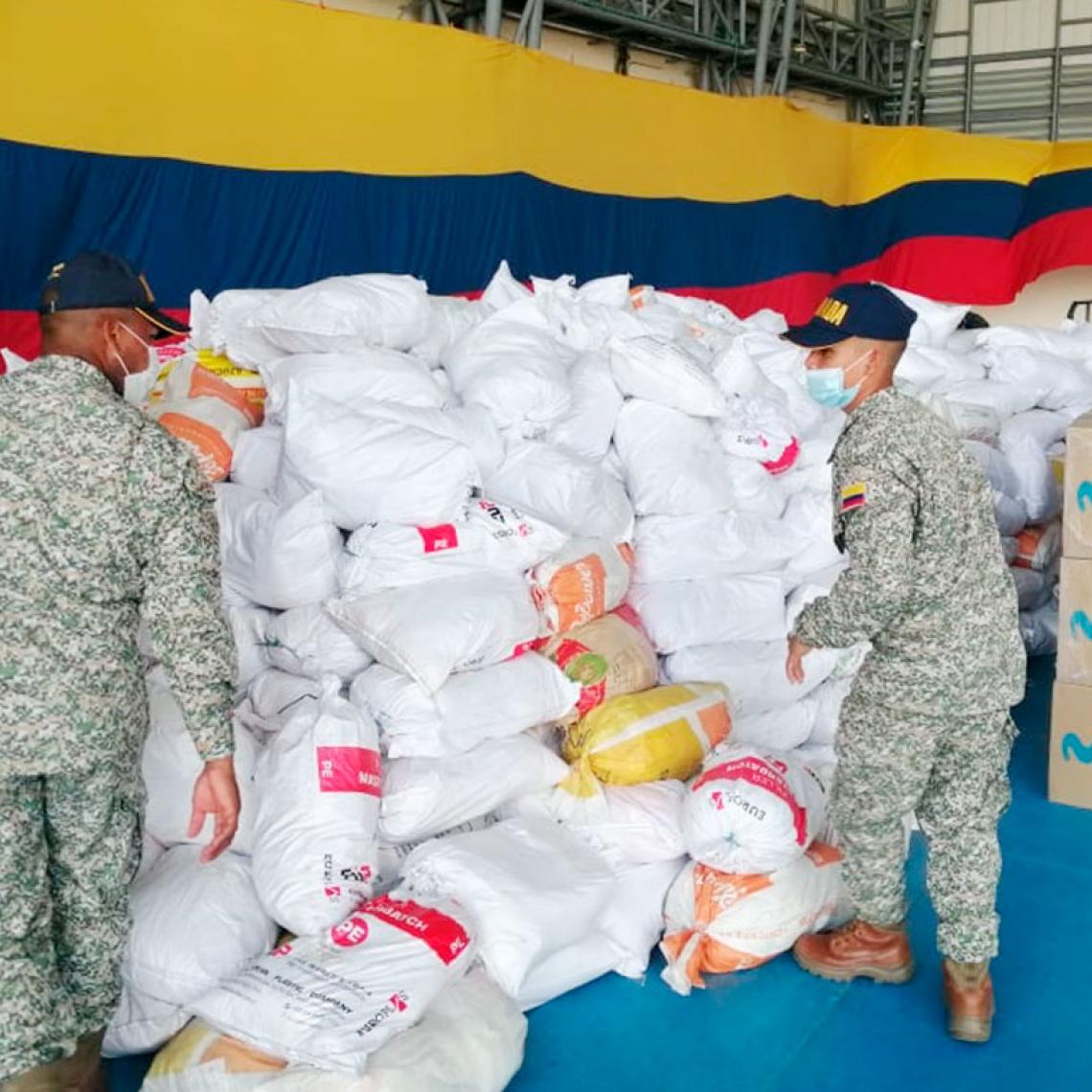 Armada de Colombia entrega ayudas humanitarias en Leticia, Amazonas