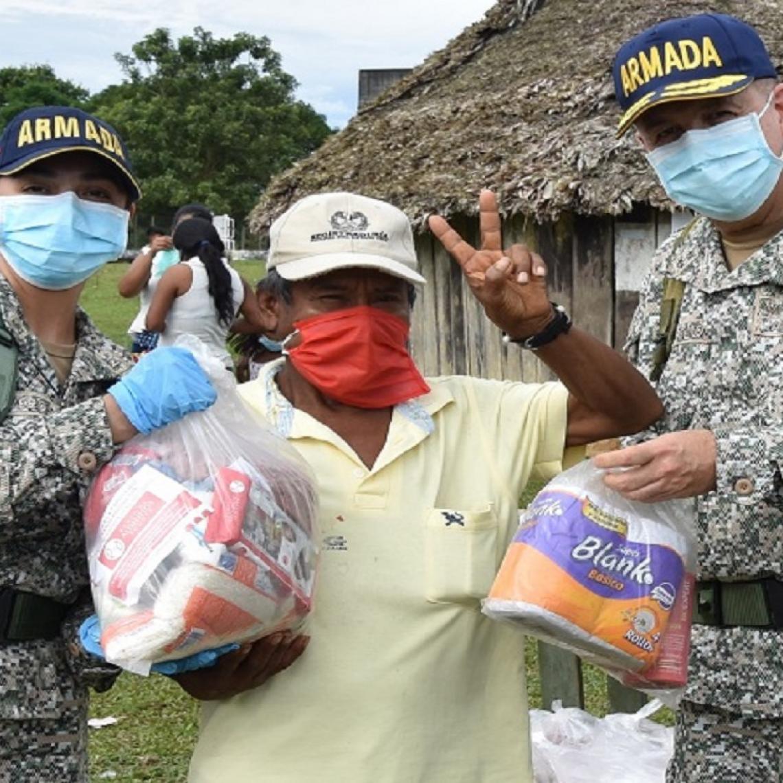 Armada de Colombia entrega ayuda humanitaria a comunidad indígena de Putumayo