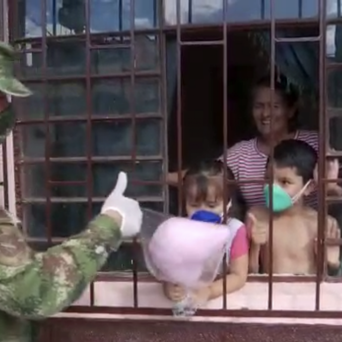 Soldados del Ejército Nacional llevaron felicidad a familias en Medellín