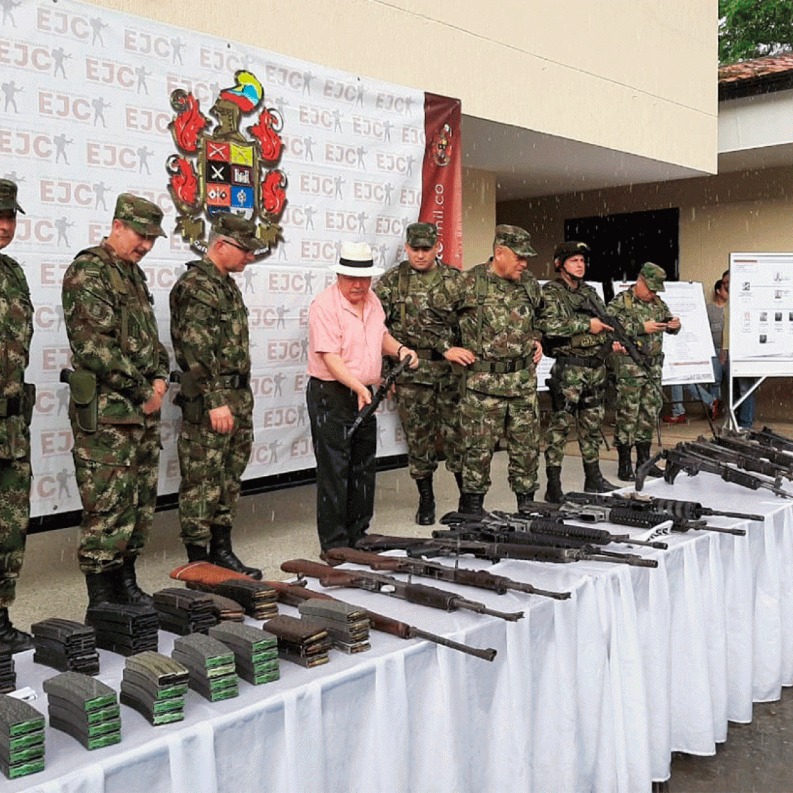 Ministro de Defensa y Comandante General de las Fuerzas Militares verifican material de guerra entregado por 12 integrantes del GAO residual que hicieron presentación voluntaria en Arauca.