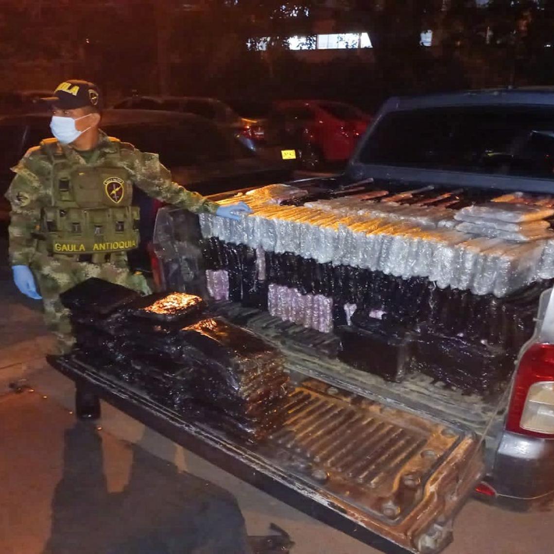 Ejército y Policía incautan camioneta con media tonelada de estupefacientes que serían distribuidos en Medellín