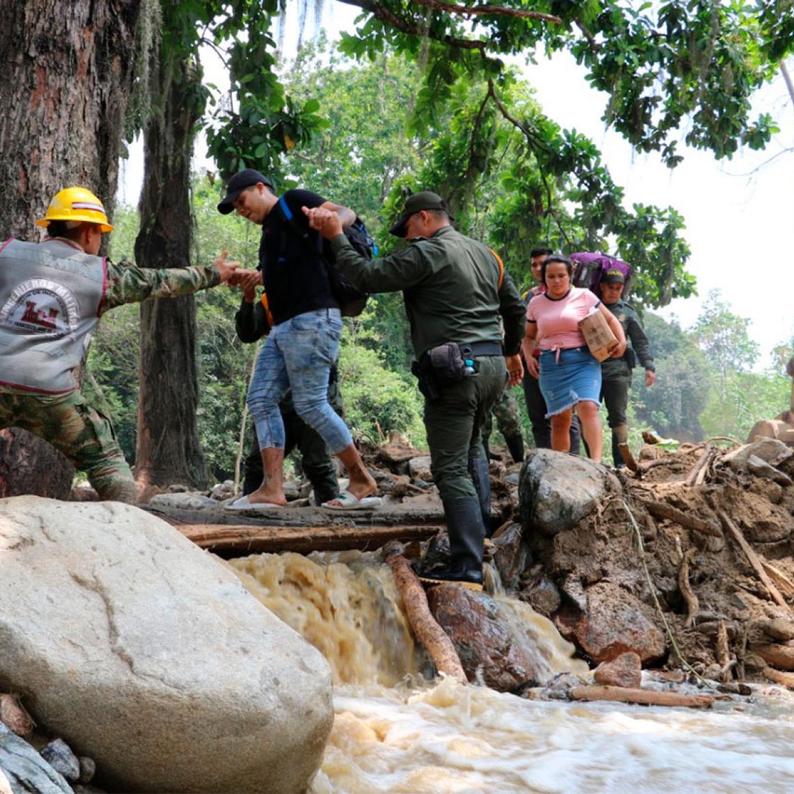 Con maquinaria y personal especializado, autoridades atienden emergencia invernal en Piedecuesta