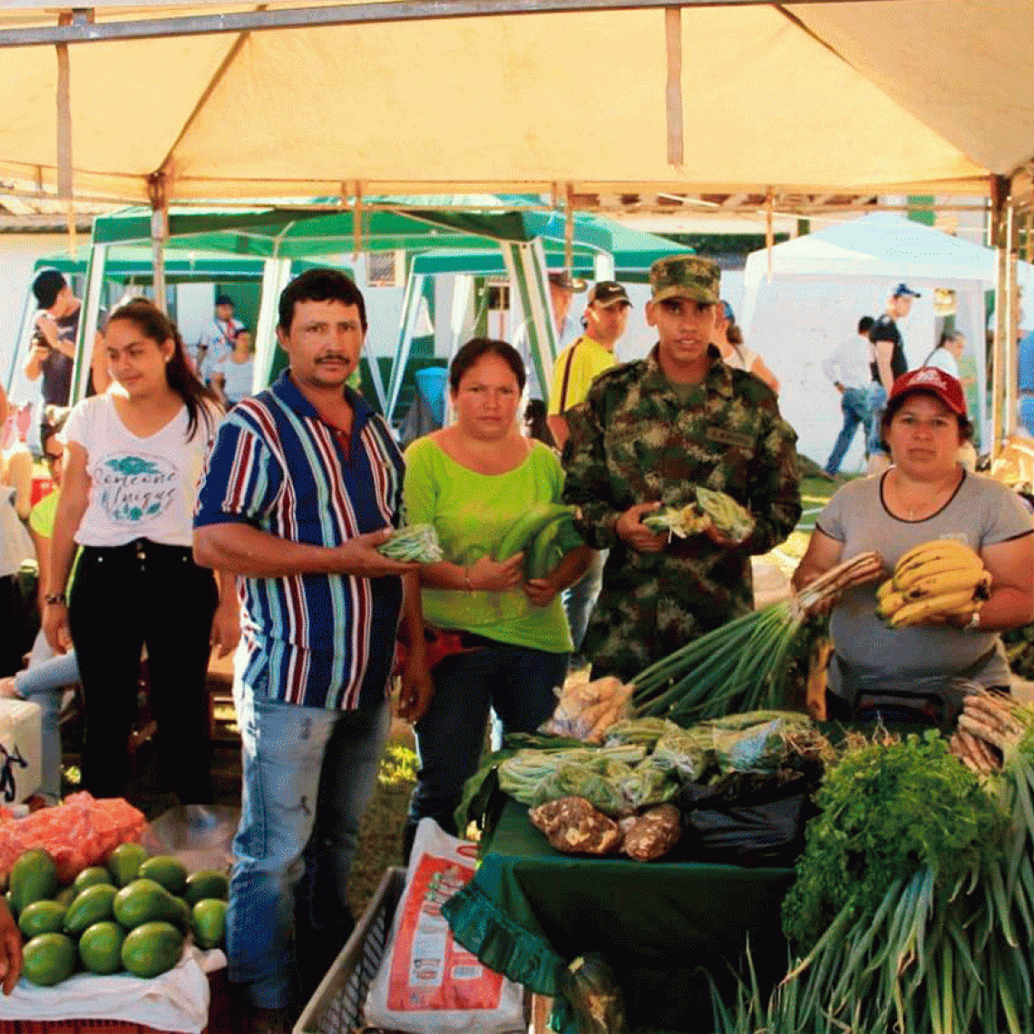 Ejército Nacional y Fe en Colombia apoyaron la realización del mercado campesino en San Vicente de Chucurí, Santander