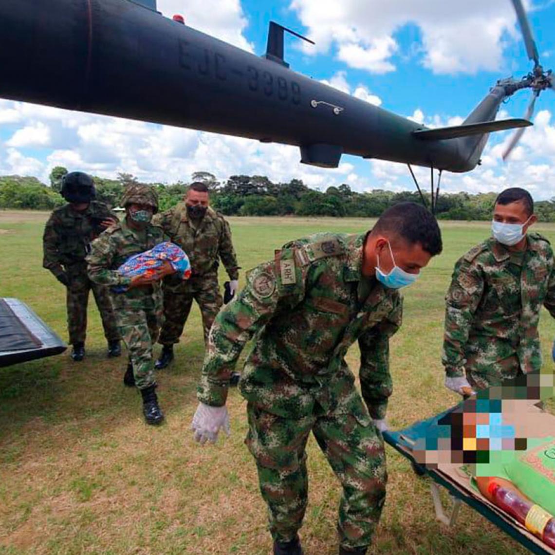 Enfermeros de combate del Ejército Nacional brindan primeros auxilos a una mujer indígena en trabajo de parto