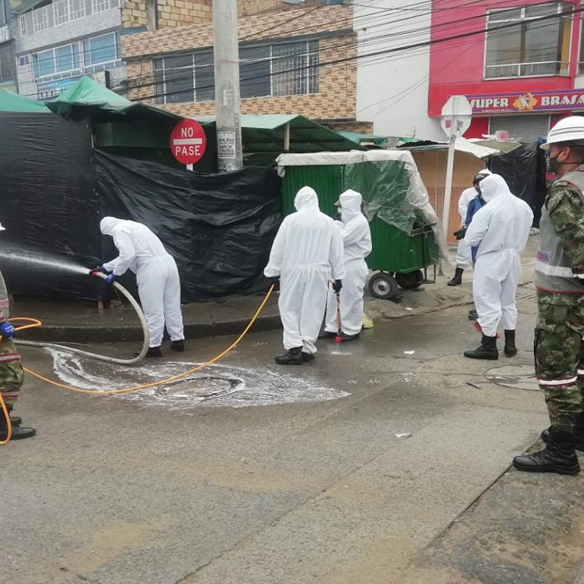 Ejército Nacional entrega ayudas y realiza desinfección en calles de Bogotá y Cundinamarca