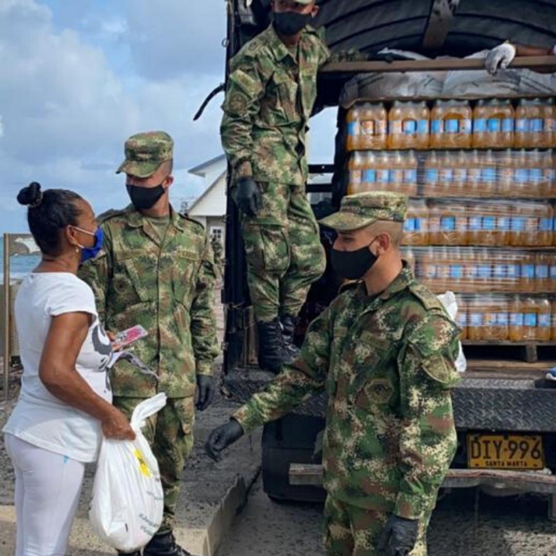 Continúa entrega de mercados en San Andrés Islas por parte del Ejército y Rotary International