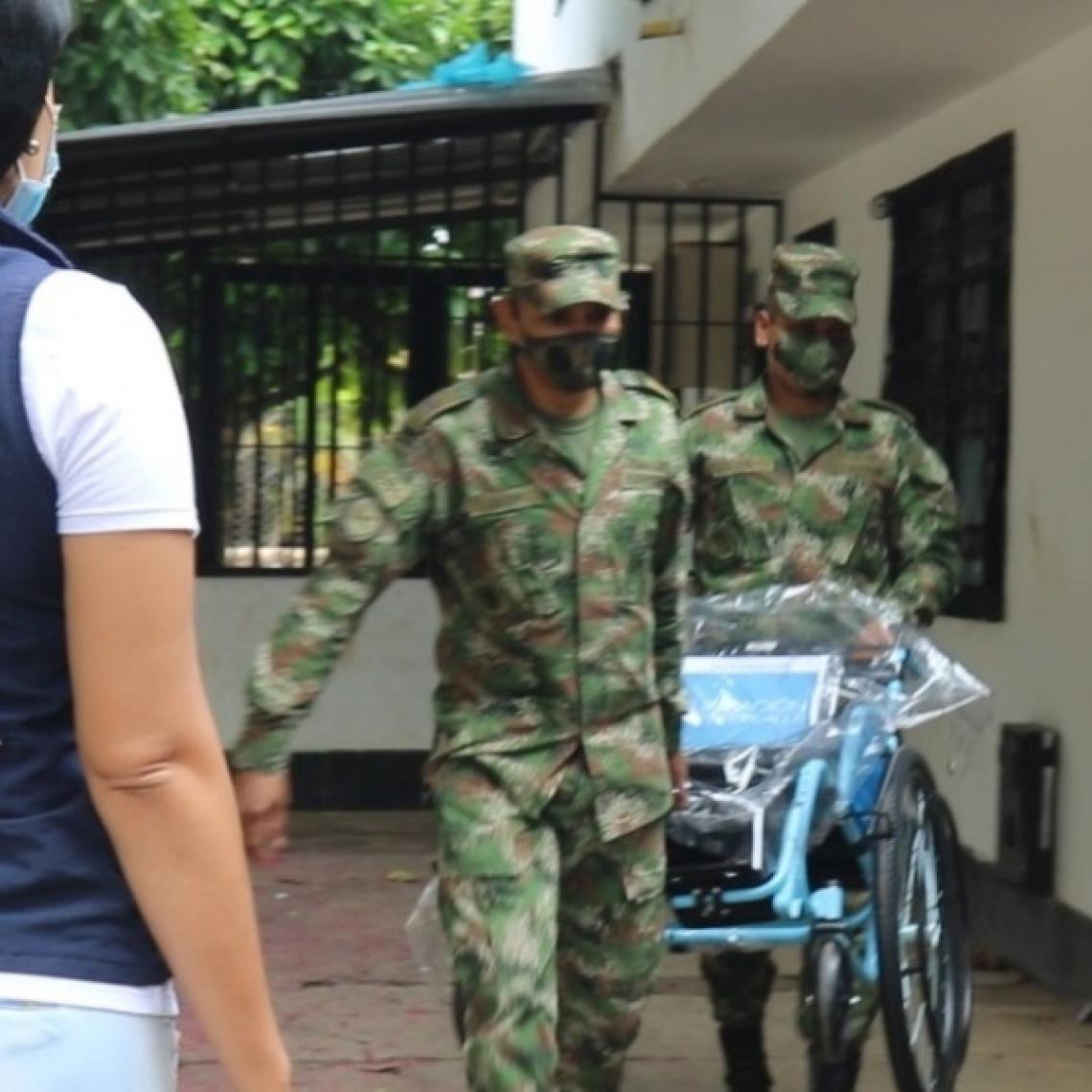 Con sillas de ruedas y un caminador, el Ejército y una Fundación apoyan a la comunidad vulnerable