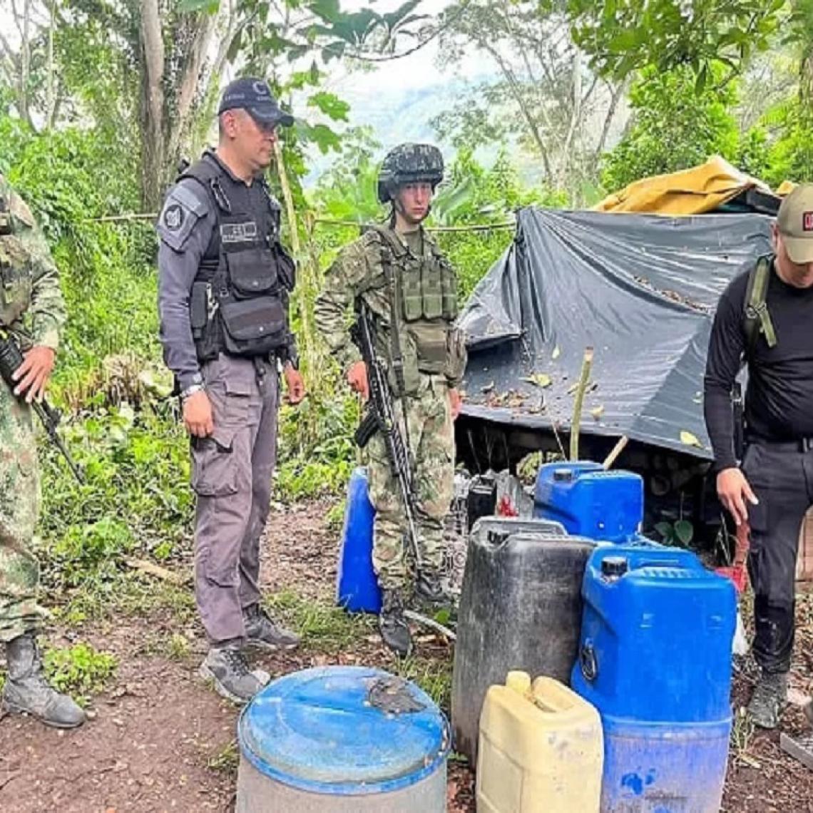 En Caldas, Ejército, Policía y CTI incautan tres dragas y material para la extracción ilegal de oro