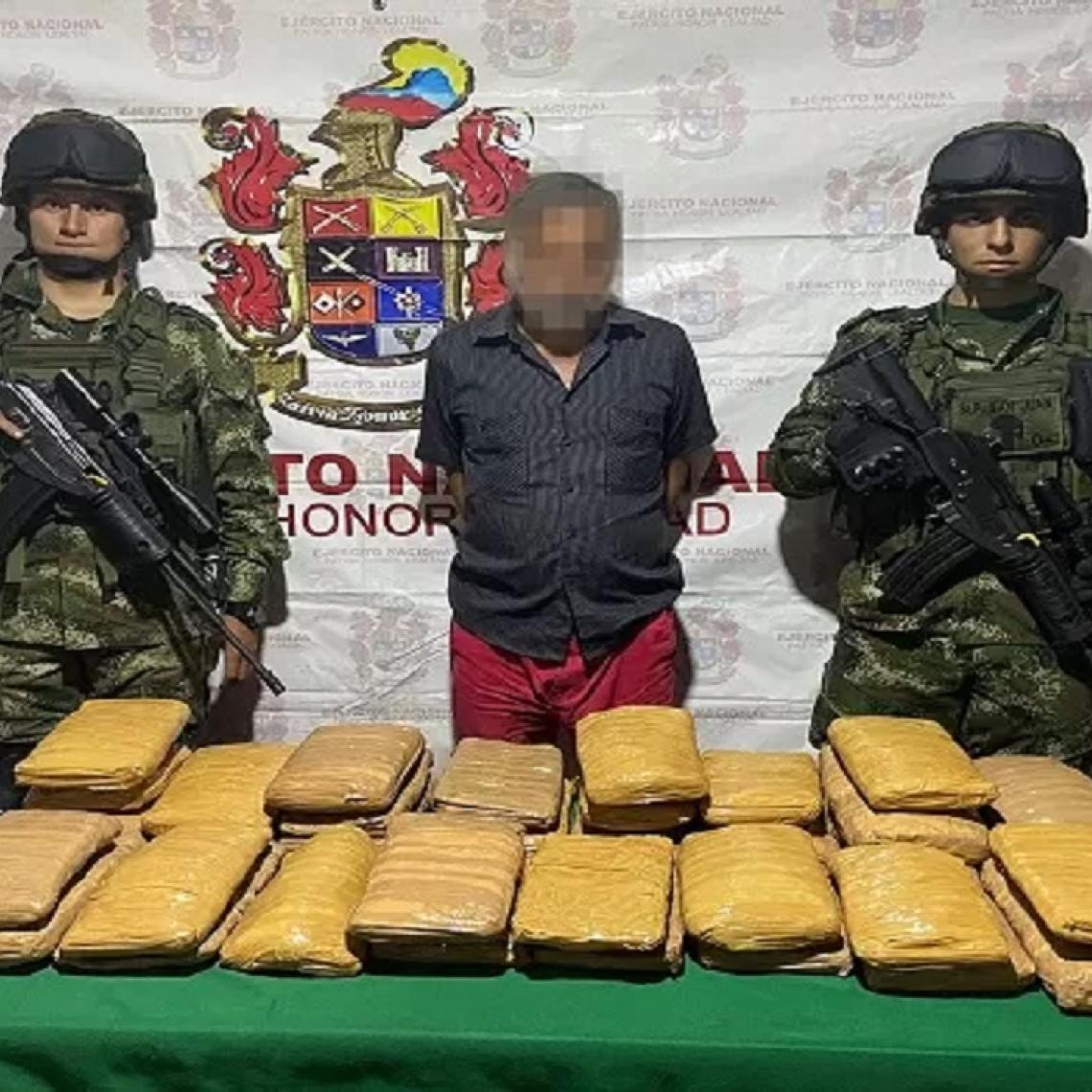 Ejército y Policía capturaron a sujeto que transportaba 17 kilogramos de marihuana en un bus interdepartamental en el Quindío