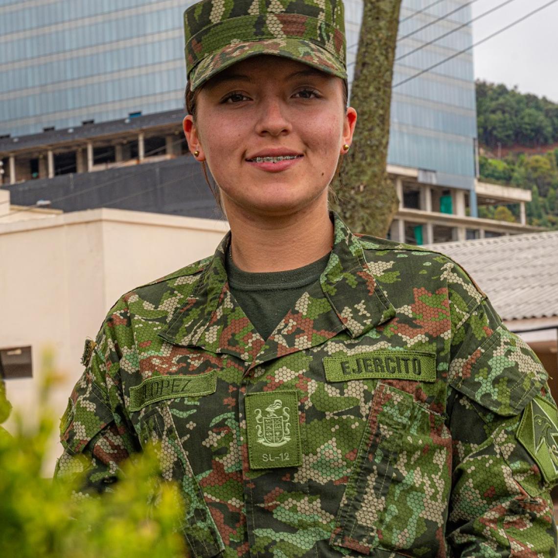 La primera mujer de su familia en prestar el servicio militar