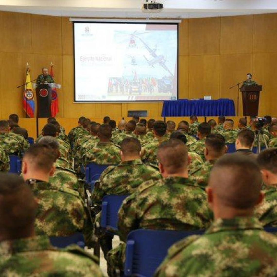 Unidades militares reciben el libro Ejército Nacional: 50 años de transformación, producción académica 