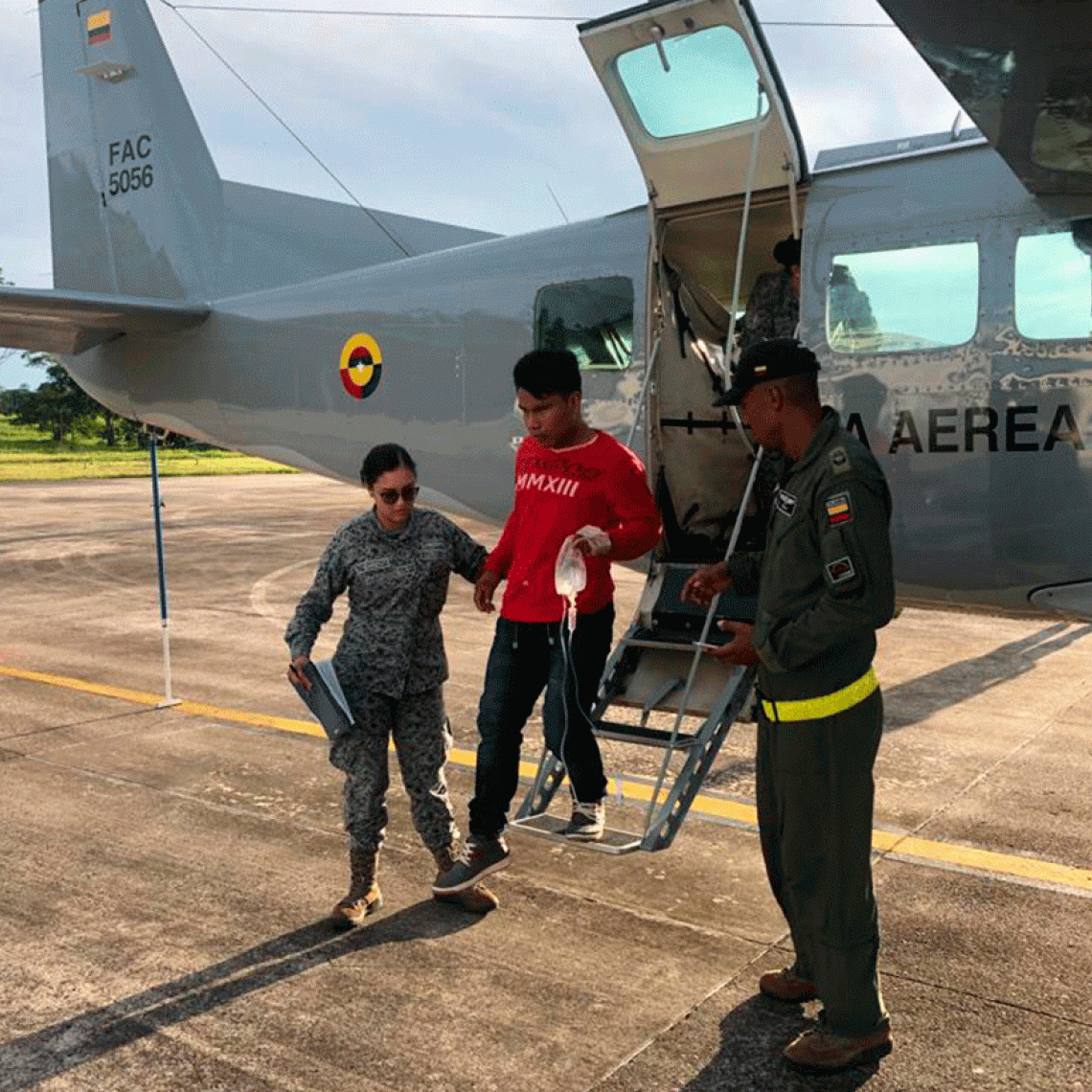 Fuerza Aérea Colombiana transporta indígena del Amazonas en mal estado de salud