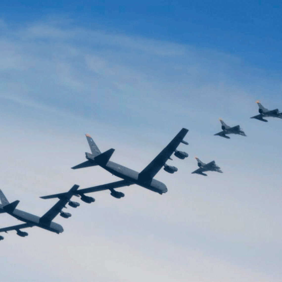 Aviones de bombardeo estratégico de Estados Unidos entrenan con aeronaves de combate de la Fuerza Aérea Colombiana