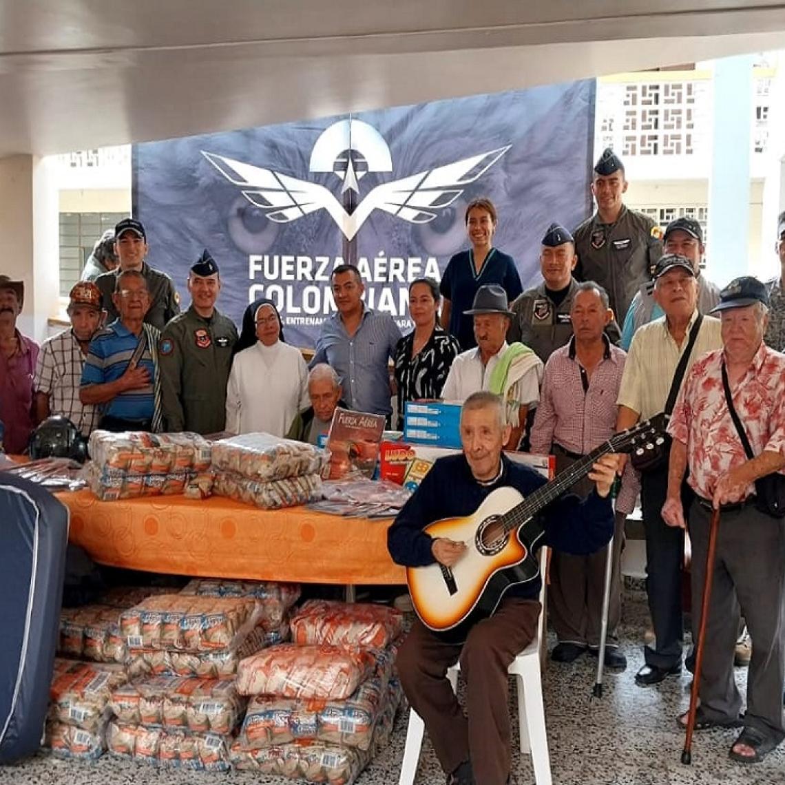 Hogar para el adulto mayor recibió el apoyo de su Fuerza Aeroespacial Colombiana