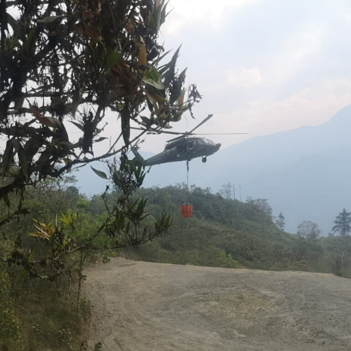 Helicóptero de la Fuerza Aérea realiza extinción de incendio en Boyacá