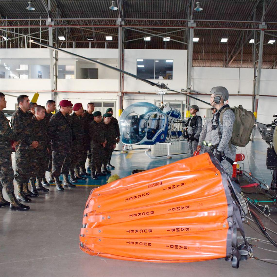 Militares de Guatemala visitan base de la Fuerza Aérea Colombiana