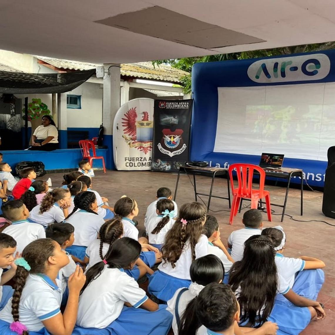 Niños de Sabanagrande disfrutaron de cine al parque gracias a su Fuerza Aeroespacial Colombiana