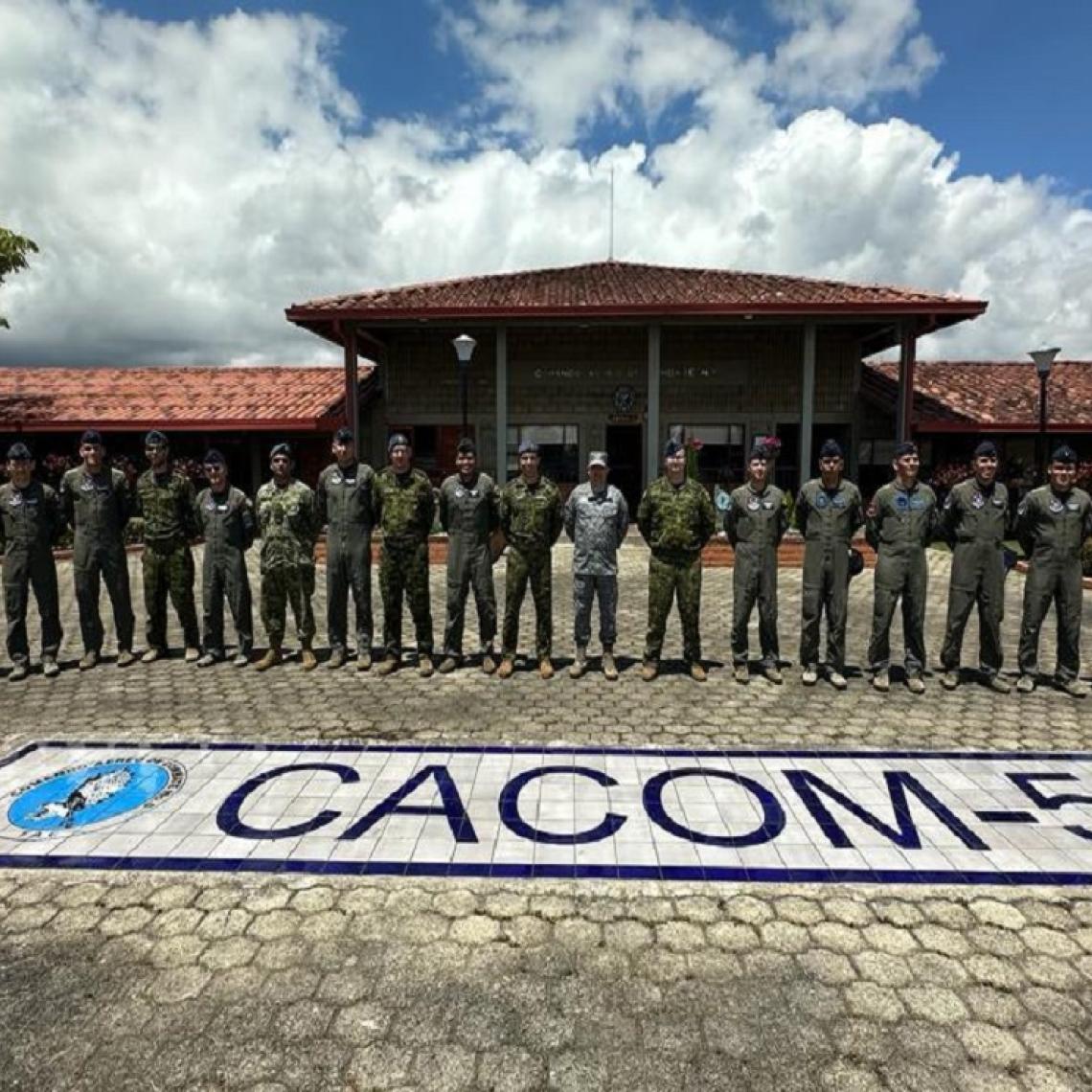 Militares de la Fuerza Real Canadiense conocen las capacidades distintivas del Comando Aéreo de Combate Nº5