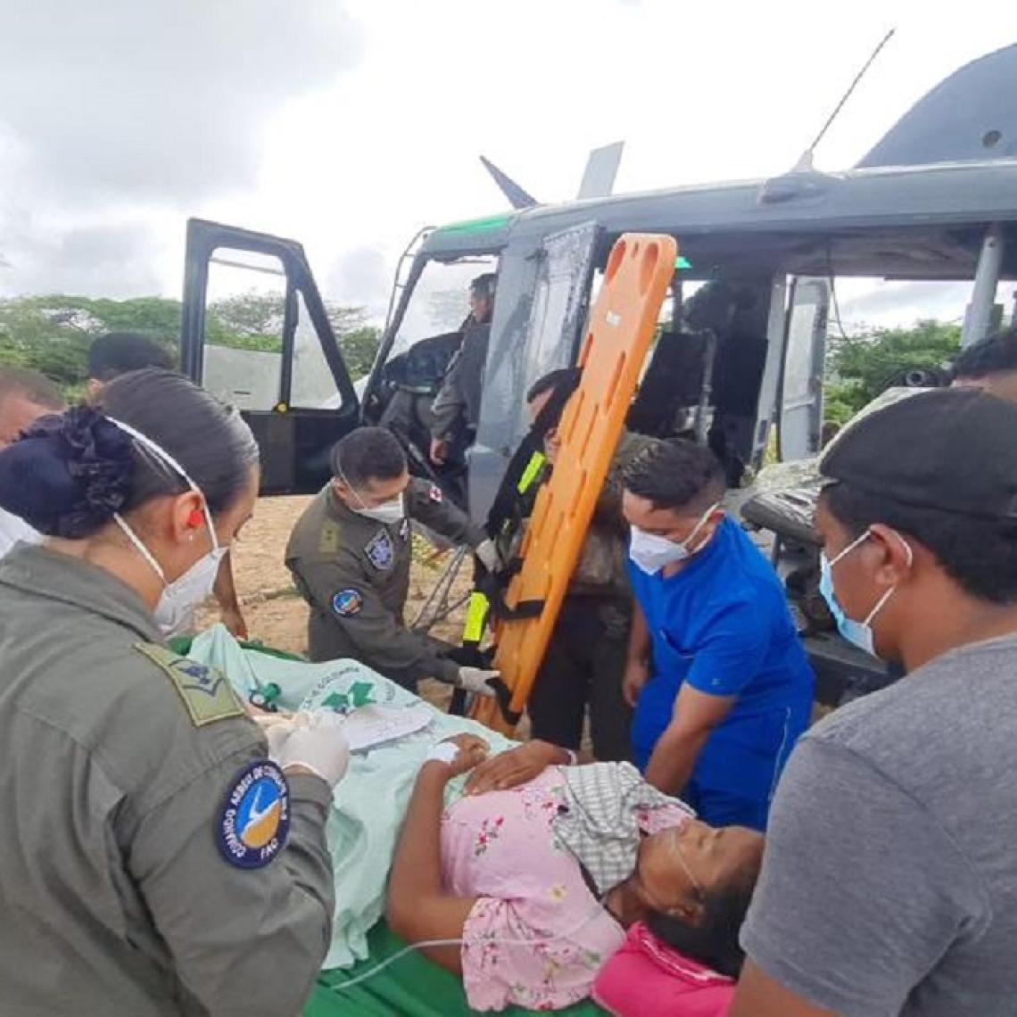 Indígenas Wayuu fueron evacuados por su Fuerza Aeroespacial Colombiana, en La Guajira