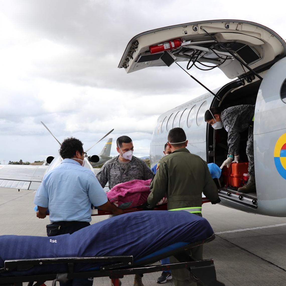 Niña de dos años de edad es trasladada por su Fuerza Aérea Colombiana desde Florencia hasta Bogotá.
