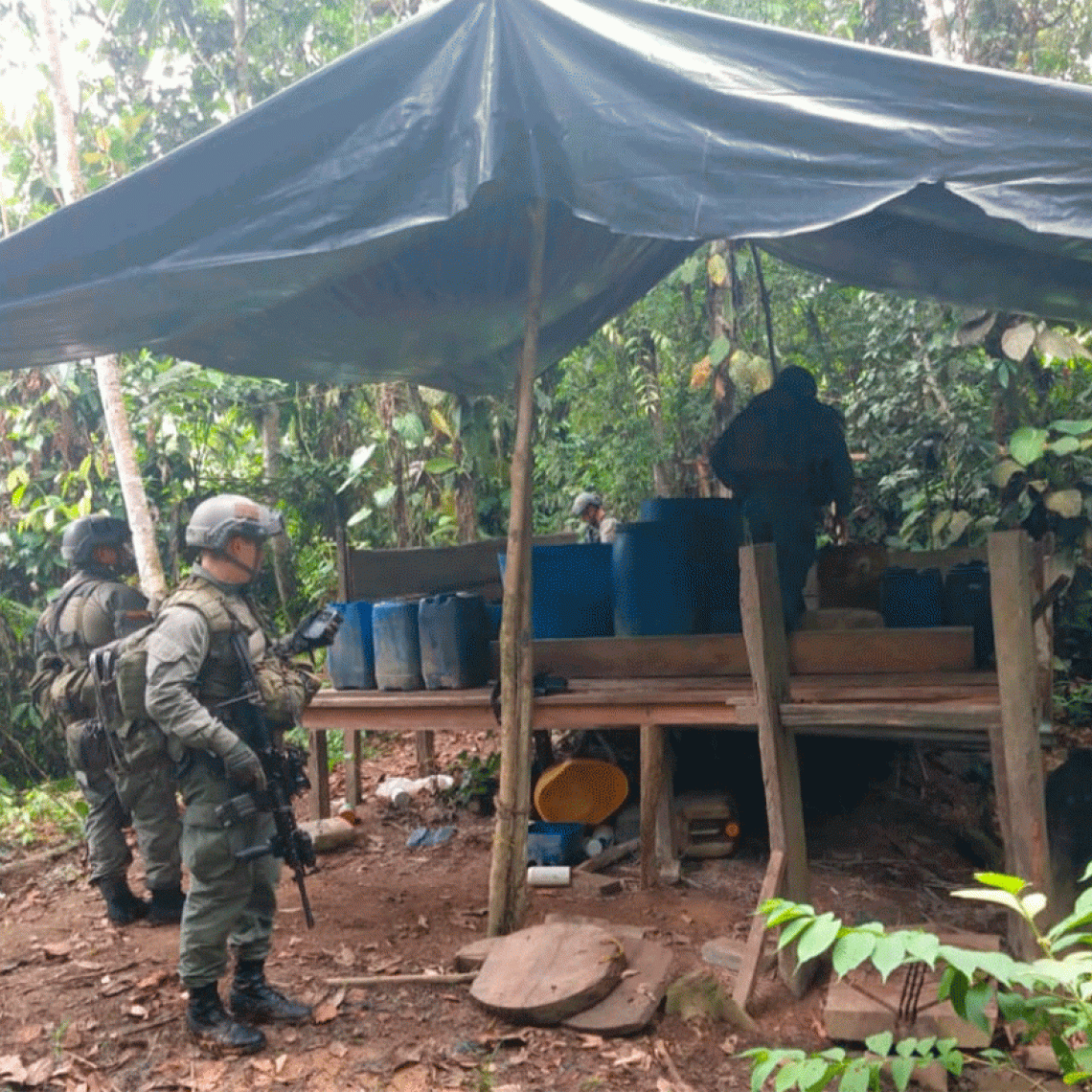 Fuerza Aérea Colombiana y Policía Nacional ubicaron y destruyeron dos laboratorios para el procesamiento de pasta base de cocaína, en zona rural de Urrao, Antioquia