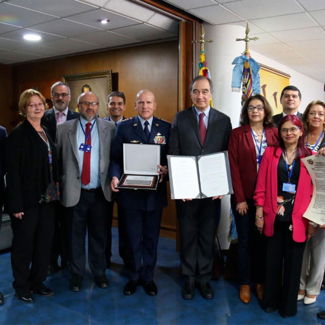 Fuerza Aérea en sus 100 años, recibe reconocimiento del Servicio Geológico Colombiano
