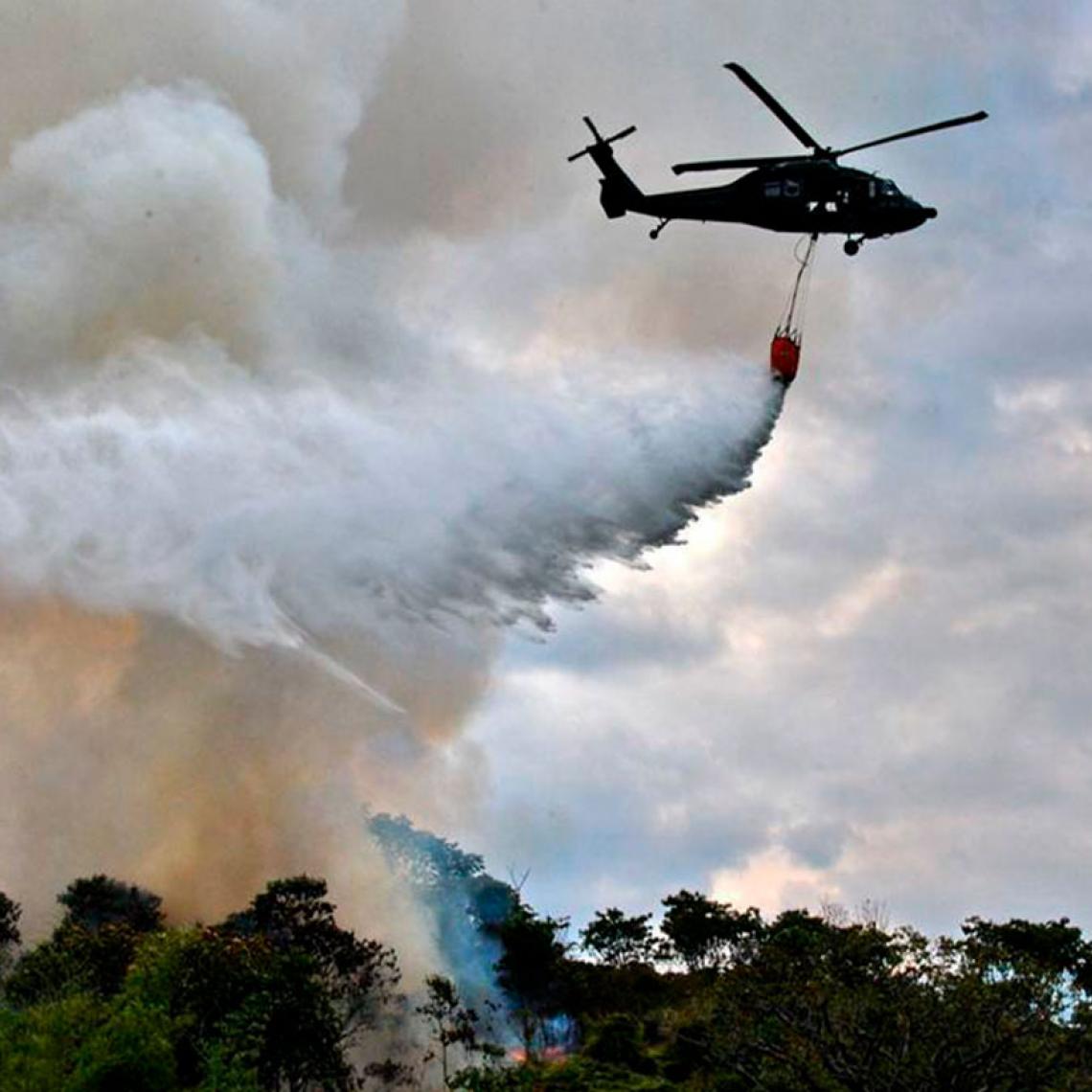 Extinción de incendio Fuerza Aerea Colombiana en el suroccidente