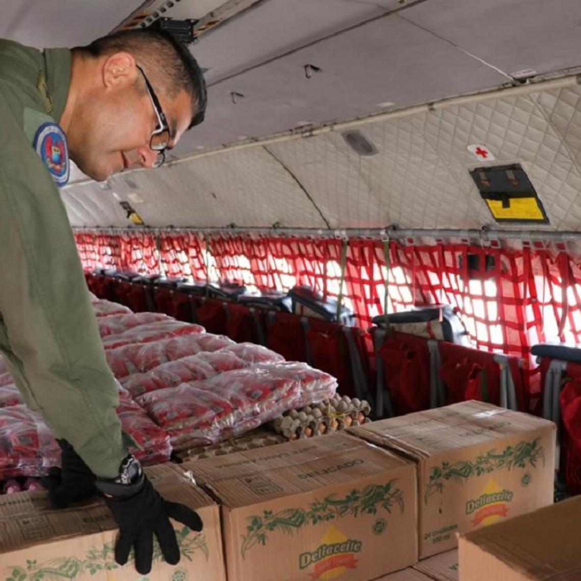 Fuerza Aérea Colombiana transporta canastas nutricionales para la niñez