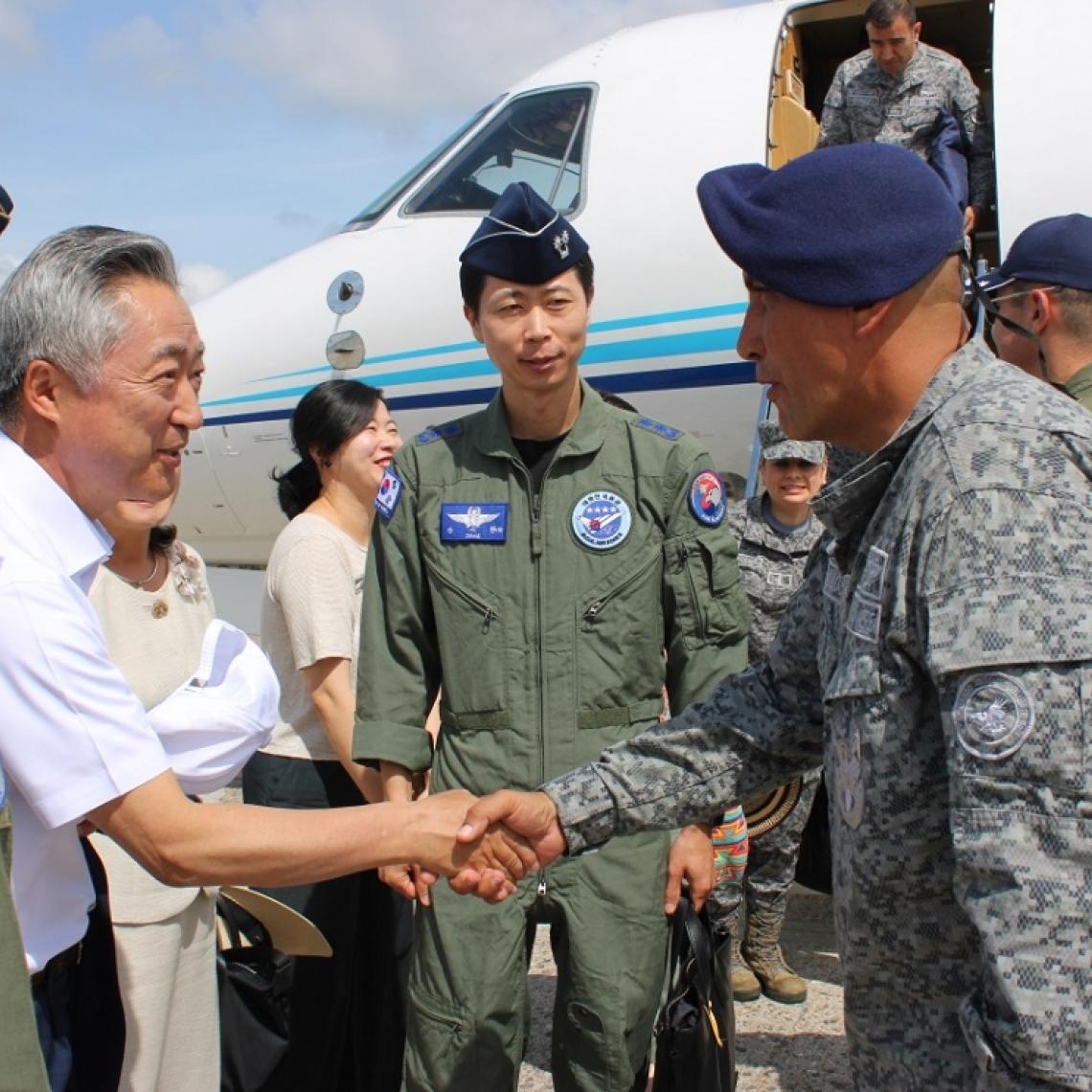 Visita del embajador de la República de Corea al Comando Aéreo de Combate N°1