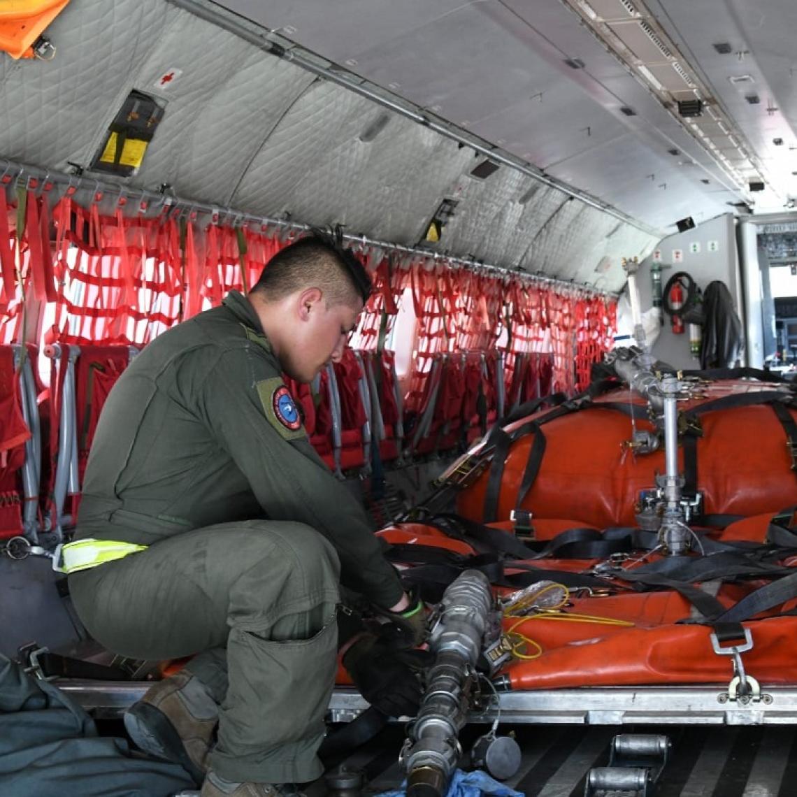 Helicóptero de la Fuerza Aérea Colombiana prolonga su operación en Providencia, gracias a sistema de abastecimiento móvil de combustible