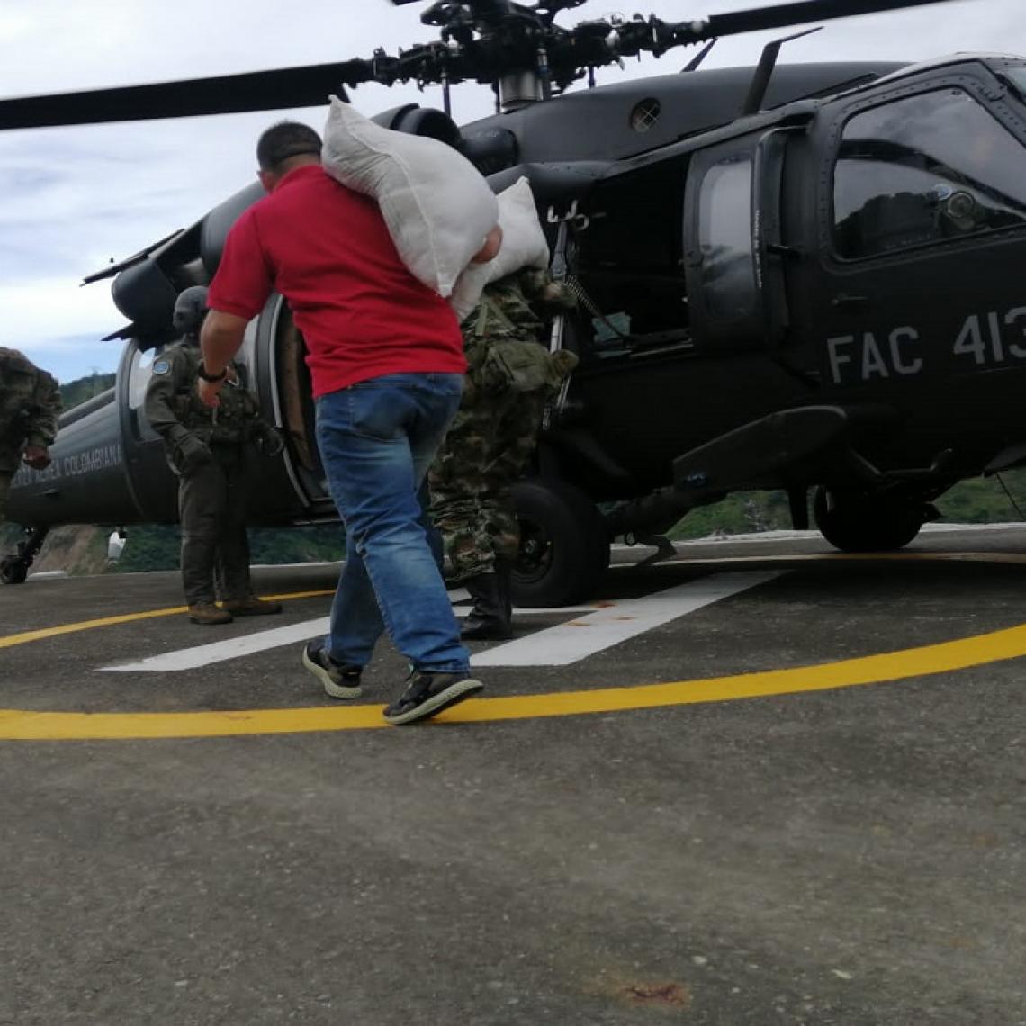 Ayudas humanitarias continúan llegando a Ituango, Antioquia, en helicópteros de la Fuerza Aérea Colombiana