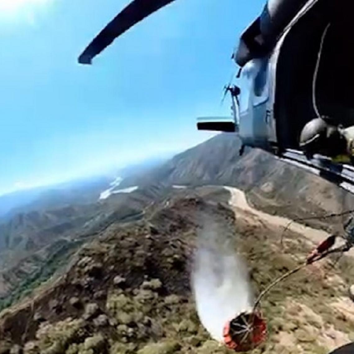  Controlado incendio en el occidente de Antioquia, con un helicóptero de su Fuerza Aérea Colombiana