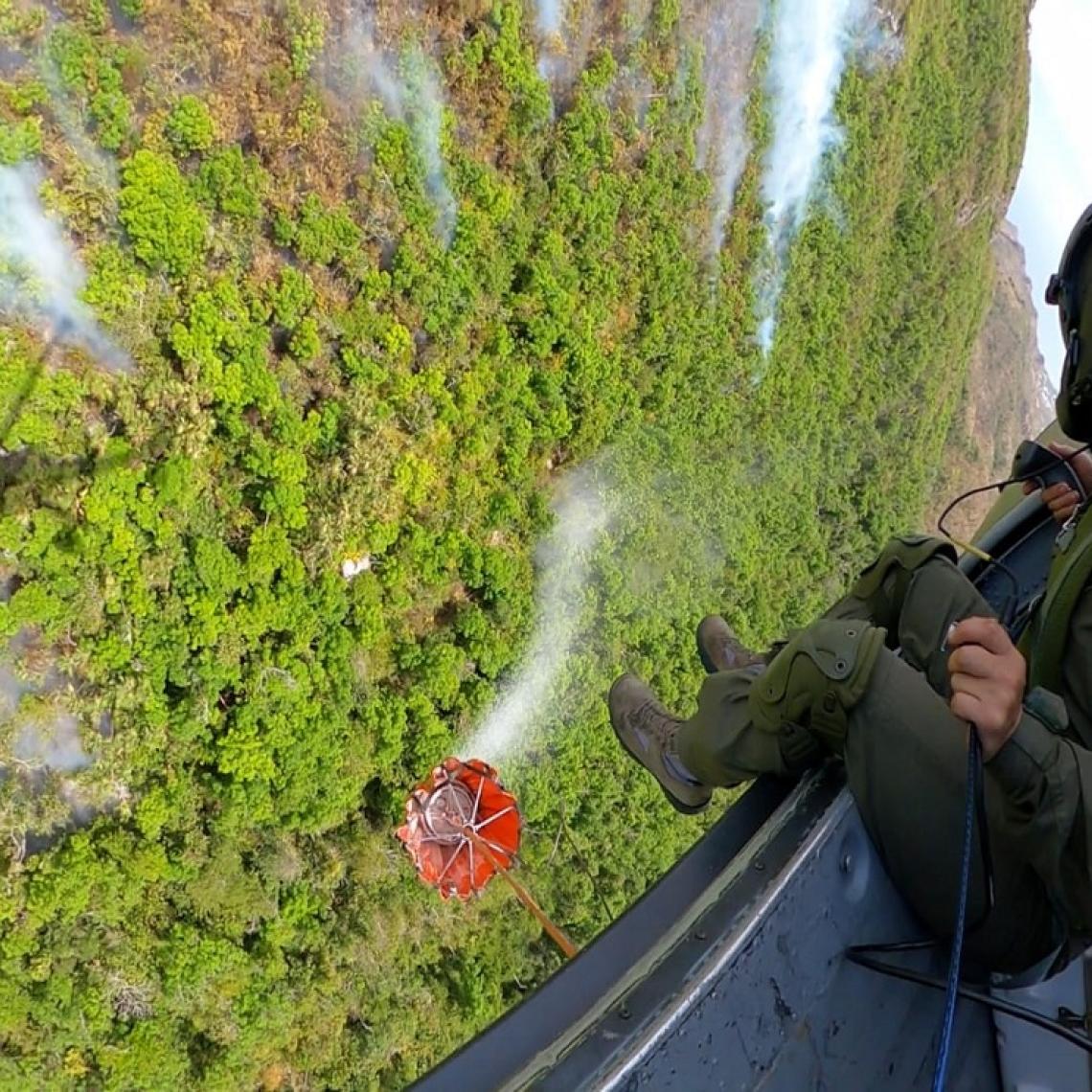 Continúan esfuerzos articulados con la Fuerza Aérea para la extinción de incendio en Providencia