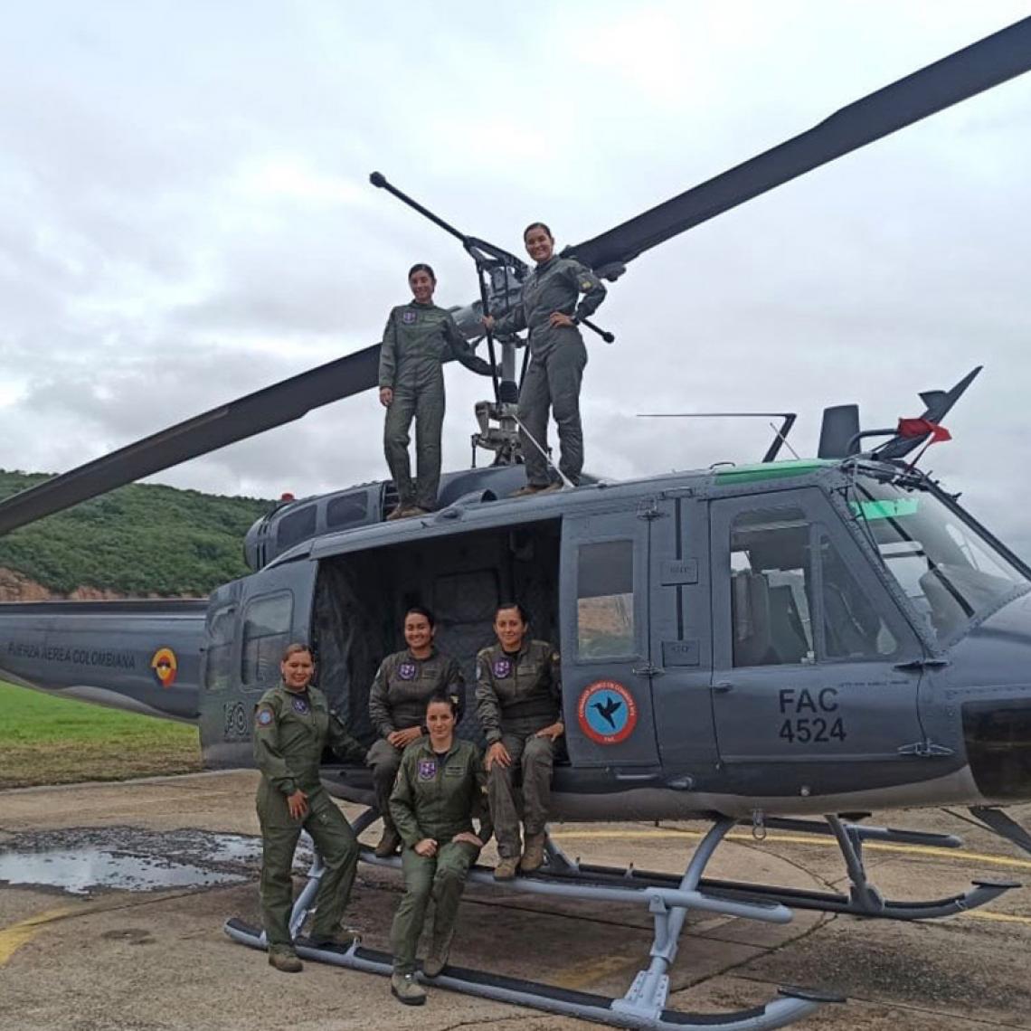 Mujeres militares de la Fuerza Aérea con las botas bien puestas