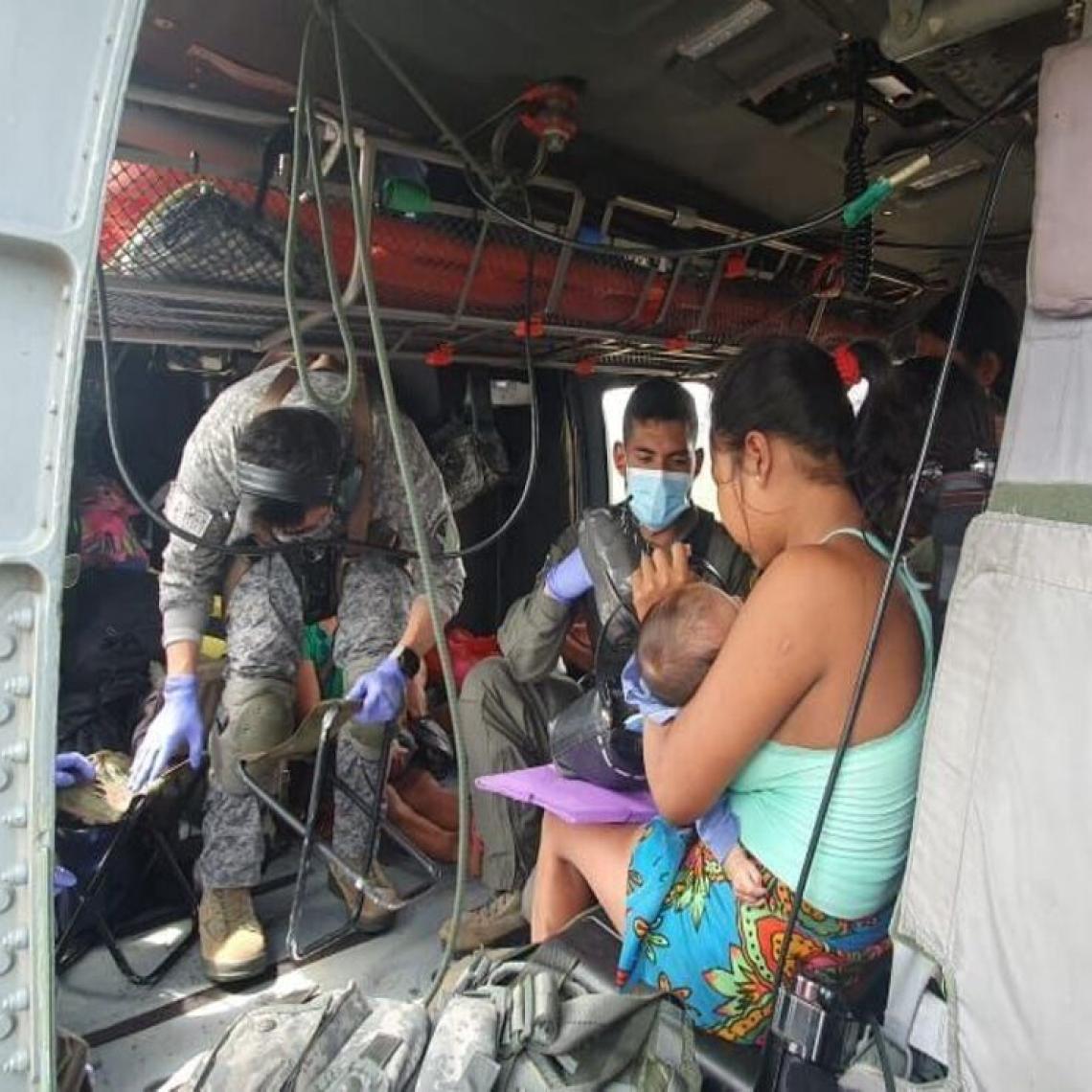 13 bebés indígenas en delicado estado de salud fueron evacuados por su Fuerza Aérea desde el Bajo Baudó, Chocó 