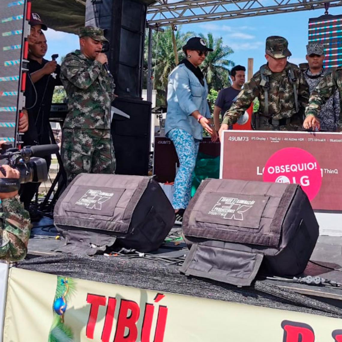 segundo comandante de Fuerzas Militares entrega televisión a un soldado de El Catatumbo