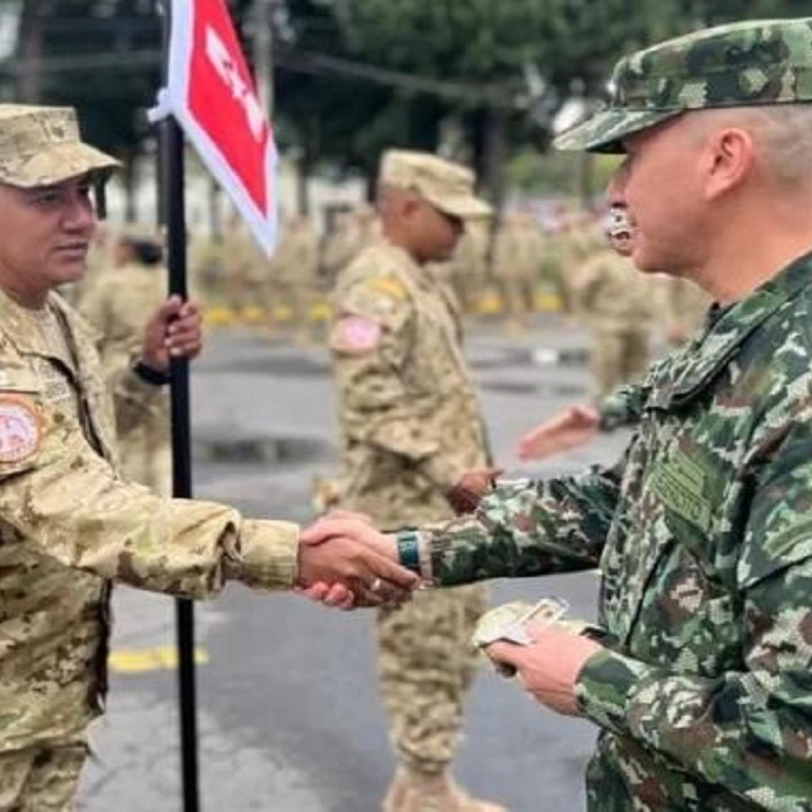 Comandante del Ejército presenta un saludo a los integrantes del relevo número 122 del Batallón de Infantería Colombia, que se desplegarán en la península del Sinaí, Egipto