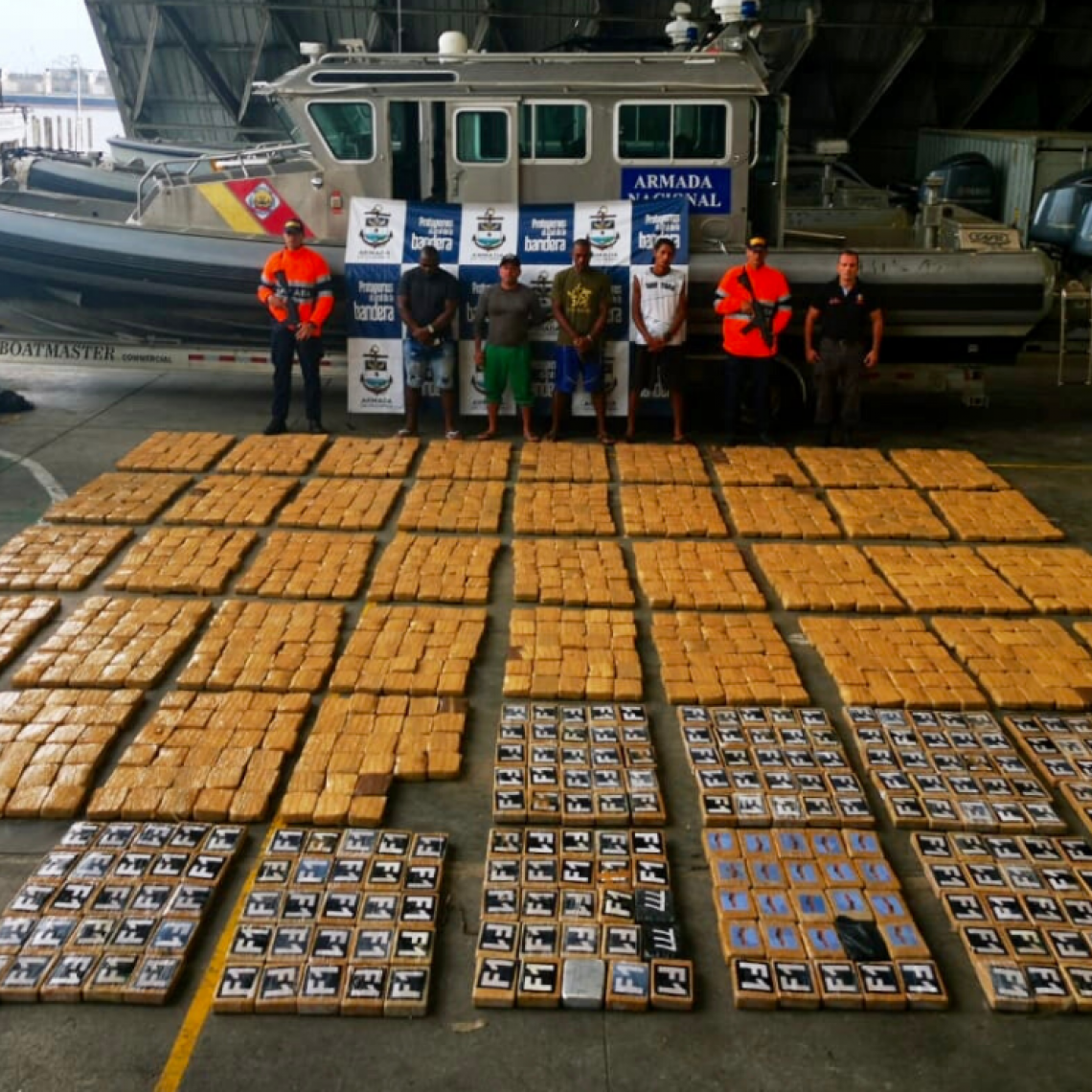 Armada de Colombia intercepta embarcación con cerca de una tonelada de narcóticos en Buenaventura