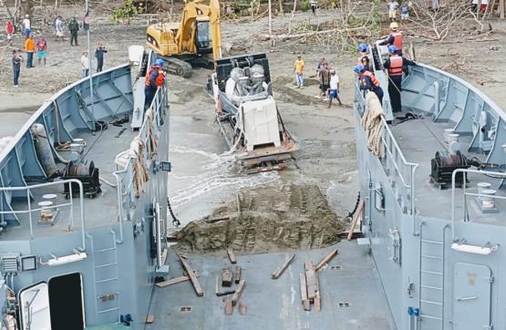 Armada de Colombia transportó 3 plantas eléctricas que beneficiarán a los habitantes de Acandí