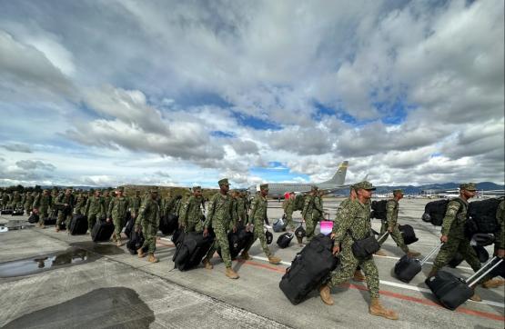 Llegada de delegaciones para el desfile militar y policial del 20 de julio