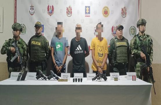 En Antioquia, soldados del Ejército Nacional capturaron tres presuntos integrantes del GAO Clan del Golfo