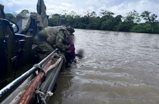 En el río Atrato, Armada de Colombia rescató a dos menores de edad