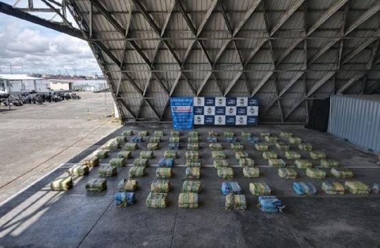 SEMISUMERGIBLE CON DOS TONELADAS DE COCAÍNA FUE INCAUTADO POR LA ARMADA DE COLOMBIA