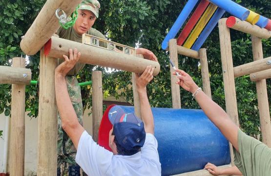 Con apoyo de soldados del Ejército Nacional se inauguró parque infantil en El Paujil, Caquetá