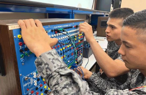 Alumnos de la Esufa fortalecen sus conocimientos en la Fuerza Aérea Americana (IAAFA)
